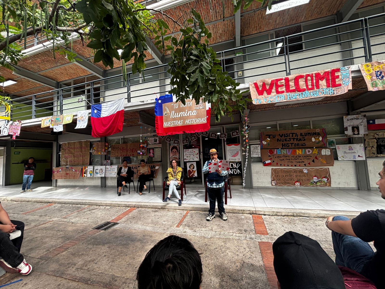 escritora sentada en escenario frente a asistentes